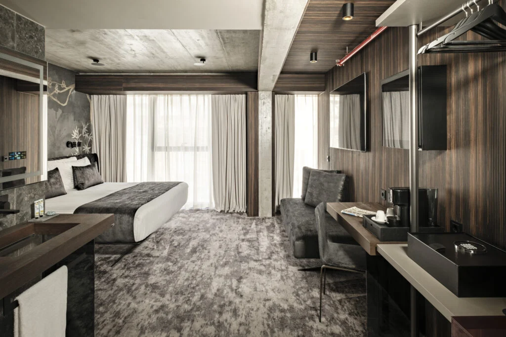 BRIANGRECH-FitchHotel-4524-HDR Modern luxury hotel room with king bed and workspace - hotelfitch