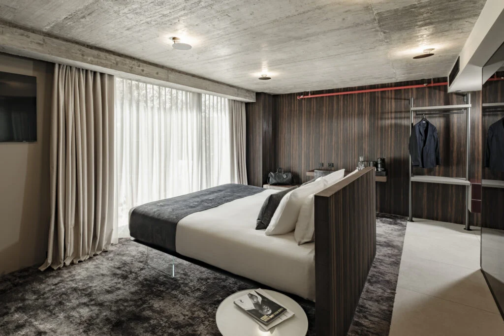 Stylish hotel room with king bed and dark wood - Hotel Fitch Stylish hotel room with king bed and dark wood - Hotel Fitch