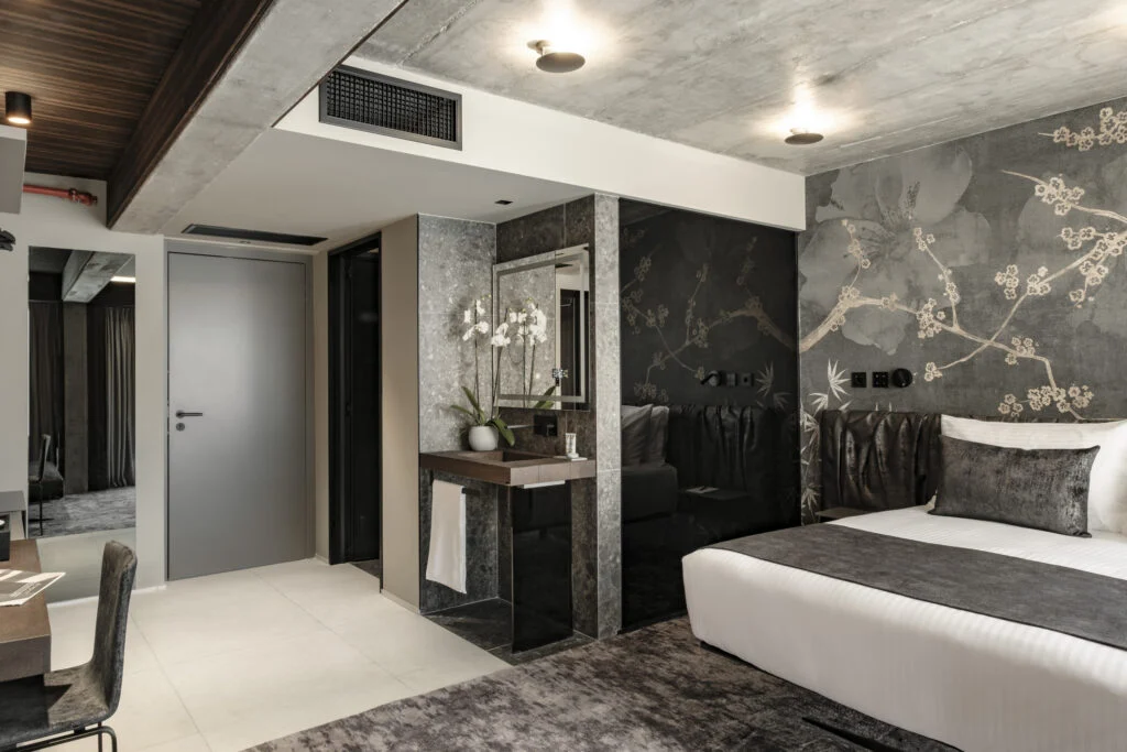 Modern luxury hotel room with stylish king bed and decor - hotelfitch Modern luxury hotel room with stylish king bed and decor - hotelfitch